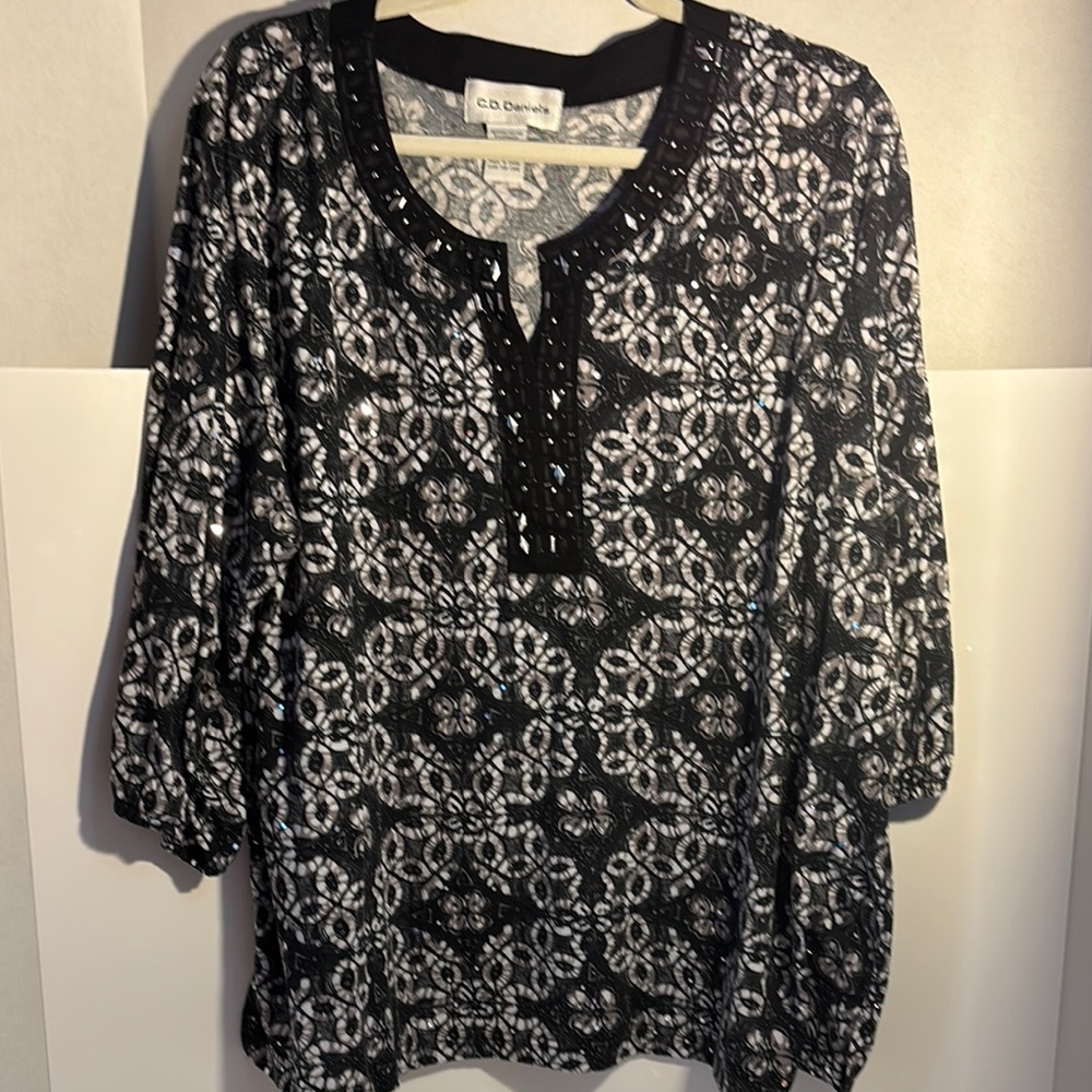 Black and White 3/4 Sleeve Relaxed Blouse